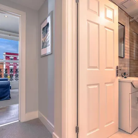 Artful Flat With Skyline View, Stokes Croft *