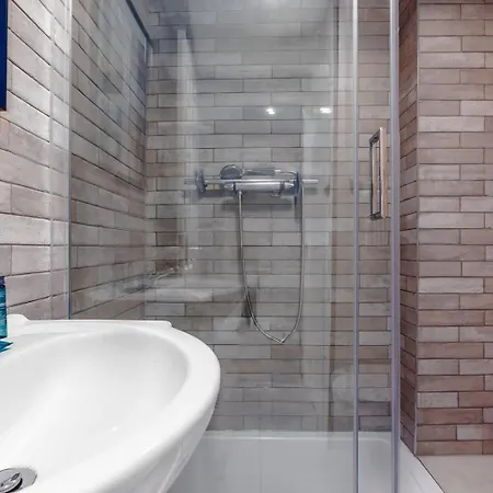 Modern 2br W/ Private Entrance 아파트