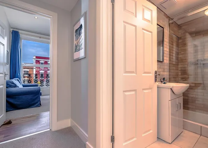 Artful Flat With Skyline View, Stokes Croft *